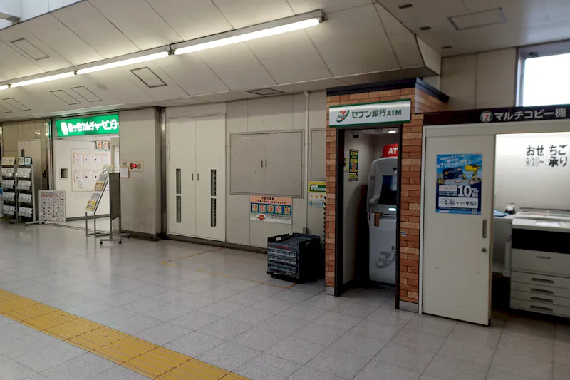 【鎌ヶ谷大仏駅】（改札外）食物販やポップアップストアに最適な人の流動が多い改札前コンコース