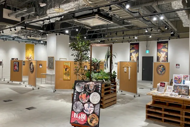 【TSUTAYA BOOKSTORE マークイズ福岡ももち　区画】アーティストの展示、ファッション・アパレルの販売、ハンドメイドマルシェなどに最適な白を基調とした大規模イベントスペース