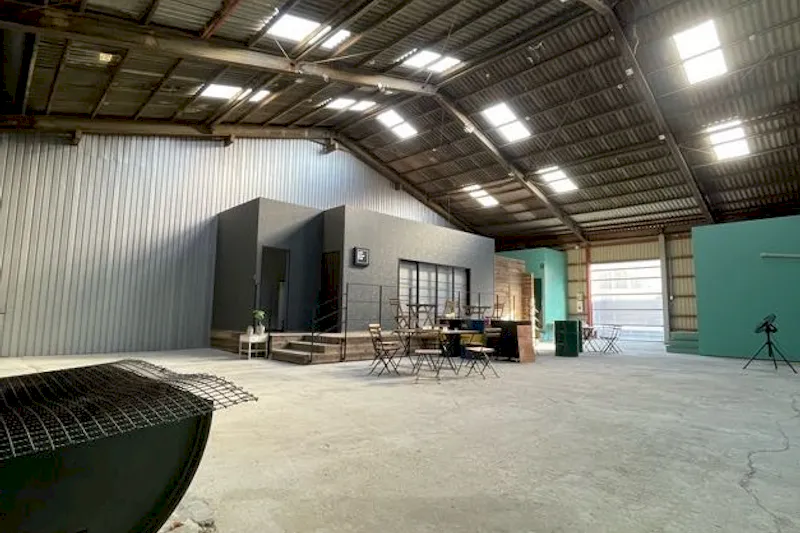 【兵庫県南あわじ市】バイク・車展示OK！音出し可能な廃倉庫リノベーション空間「cafe & bar 526」