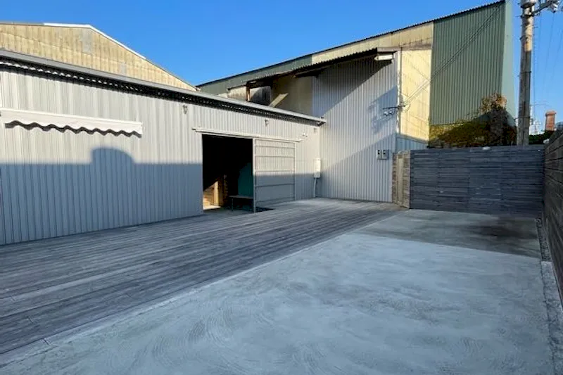 【兵庫県南あわじ市】バイク・車展示OK！音出し可能な廃倉庫リノベーション空間「cafe & bar 526」