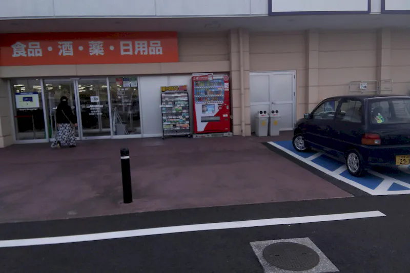 【ミスターマックス 飯塚花瀬店】食品側入口 キッチンカーや物販用途に最適な総合ディスカウントストアの催事イベントスペース