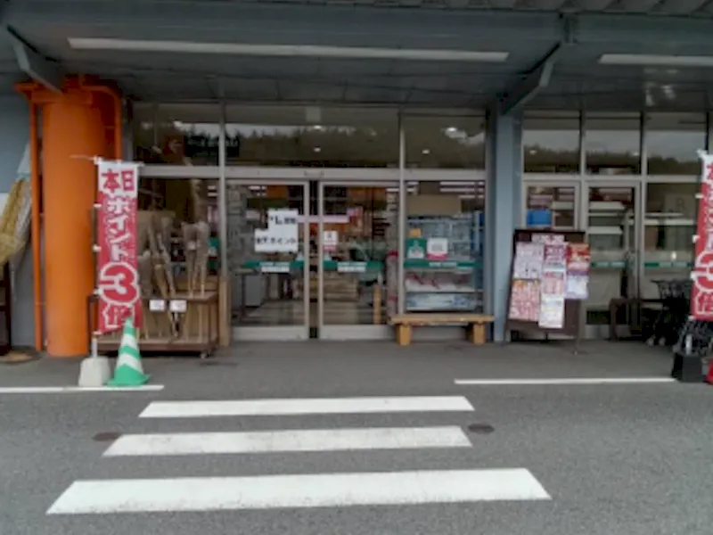 【HIヒロセスーパーコンボ臼杵店】雑貨側入口軒下　正面