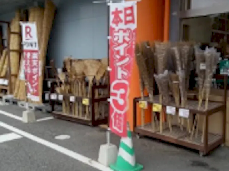 【HIヒロセスーパーコンボ臼杵店】雑貨側入口軒下　左側