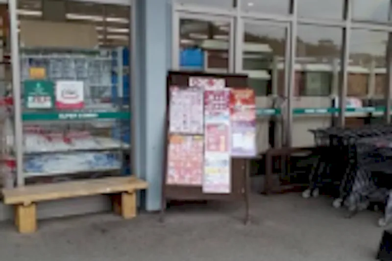 【HIヒロセスーパーコンボ臼杵店】雑貨側入口軒下　右側