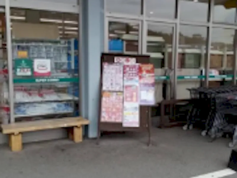 【HIヒロセスーパーコンボ臼杵店】雑貨側入口軒下　右側
