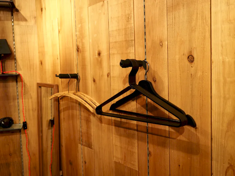 壁にはハンガーも使えます。展示方法はご相談ください。　