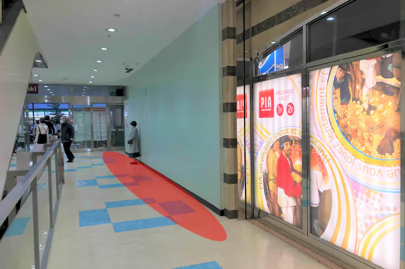 【大森駅前ビル】個包装の食物販やアパレルの販売に最適な大型スーパー入居の駅チカ商業施設の正面入口に置するイベントスペース(16㎡)