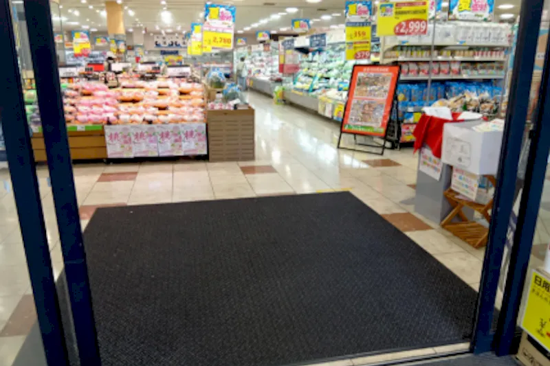 【西友　北綾瀬店】店内入口付近　ポップアップストア(物販、食物販)やプロモーション用途に最適なスーパー店内催事イベントスペース