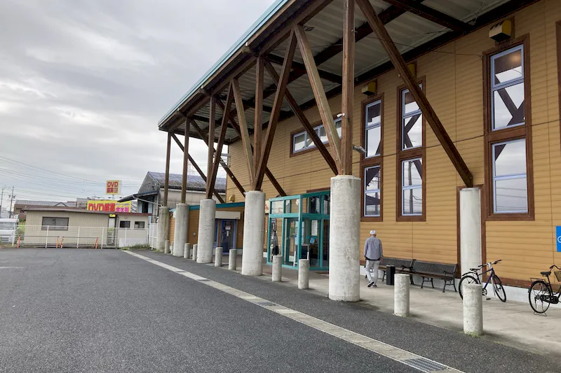 【ダイナム三重川越町店ゆったり館｜割引キャンペーン実施中】キッチンカー出店に最適なアミューズメント施設のイベントスペース（出入口付近）