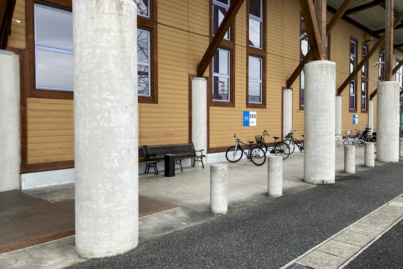 【ダイナム三重川越町店ゆったり館｜割引キャンペーン実施中】キッチンカー出店に最適なアミューズメント施設のイベントスペース（出入口付近）