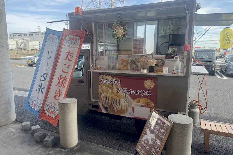 【ダイナム三重川越町店ゆったり館｜割引キャンペーン実施中】キッチンカー出店に最適なアミューズメント施設のイベントスペース（出入口付近）