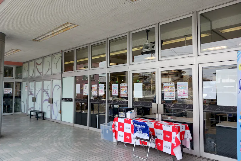 【西鉄ストア周船寺店】店内入口 販促プロモーションや物販に最適なスーパー屋外催事イベントスペース