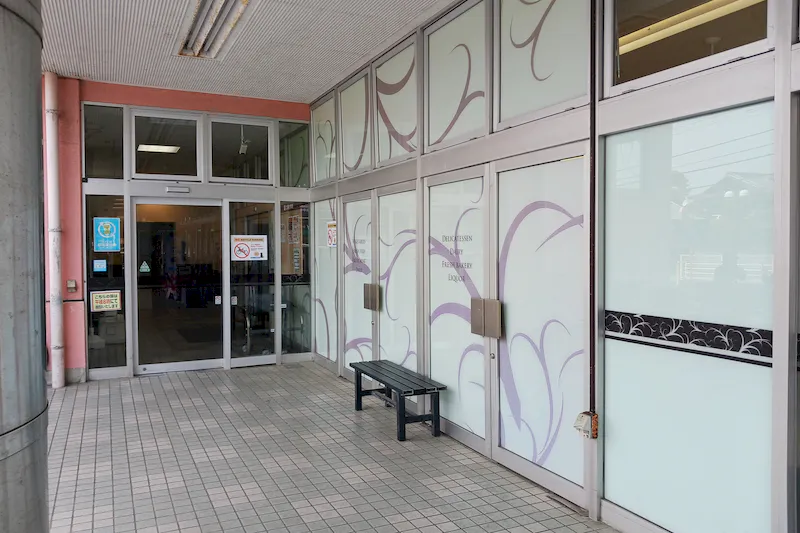 【西鉄ストア周船寺店】店内入口 販促プロモーションや物販に最適なスーパー屋外催事イベントスペース