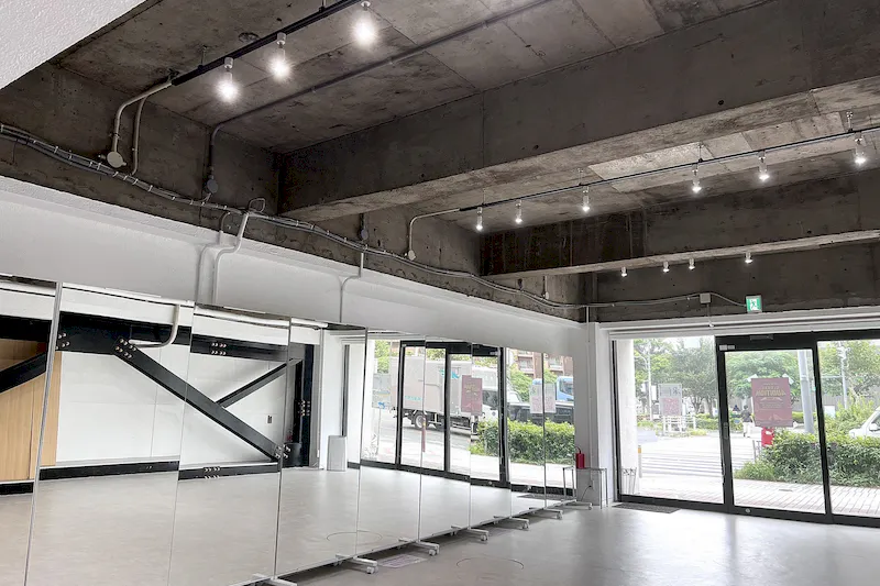 【大森海岸駅6分／ガラス張りで綺麗な開放感のあるスタジオ】食物販や出張販売、撮影やワークショップ・各種レッスンに最適な白を基調とした路面のイベントスペース