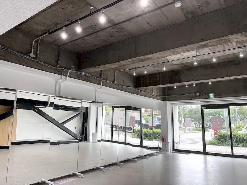 【大森海岸駅6分／ガラス張りで綺麗な開放感のあるスタジオ】食物販や出張販売、撮影やワークショップ・各種レッスンに最適な白を基調とした路面のイベントスペースの画像4