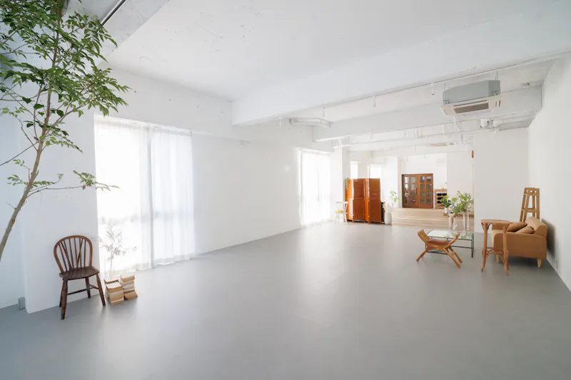 【湖北駅1分】撮影や展示会に適した駅近・白壁・自然光が入る開放感のあるスタジオ