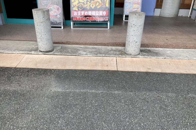 【ダイナム熊本八代南店ゆったり館｜割引キャンペーン実施中】プロモーションイベントに最適なアミューズメント施設のイベントスペース（正面側）