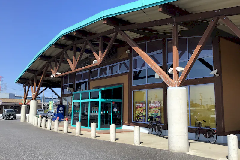 【ダイナム茨城神栖店｜割引キャンペーン実施中】キッチンカー出店やプロモーションイベントに最適なアミューズメント施設のイベントスペース（駐車場前）