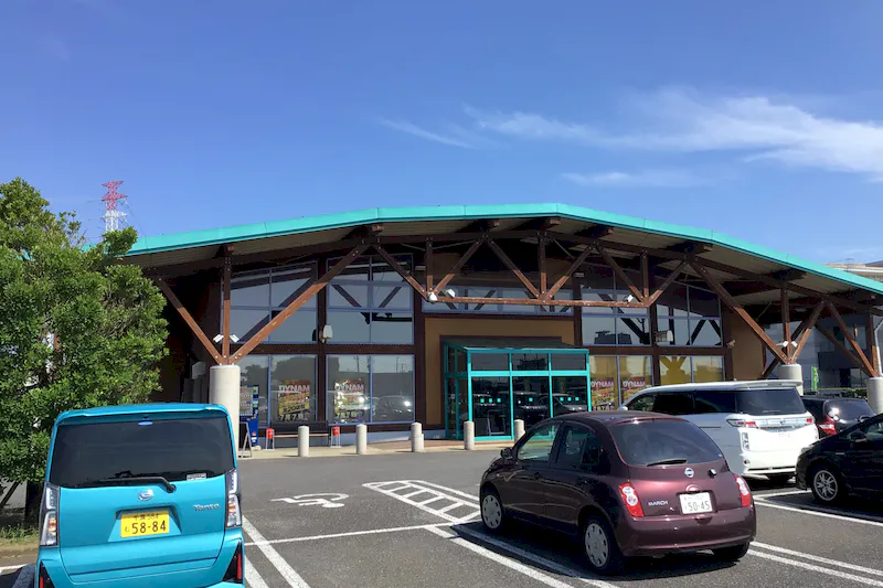 【ダイナム茨城神栖店｜割引キャンペーン実施中】キッチンカー出店やプロモーションイベントに最適なアミューズメント施設のイベントスペース（駐車場前）