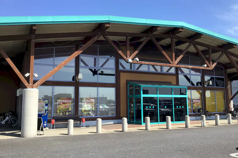 【ダイナム茨城神栖店｜割引キャンペーン実施中】キッチンカー出店やプロモーションイベントに最適なアミューズメント施設のイベントスペース（駐車場前）