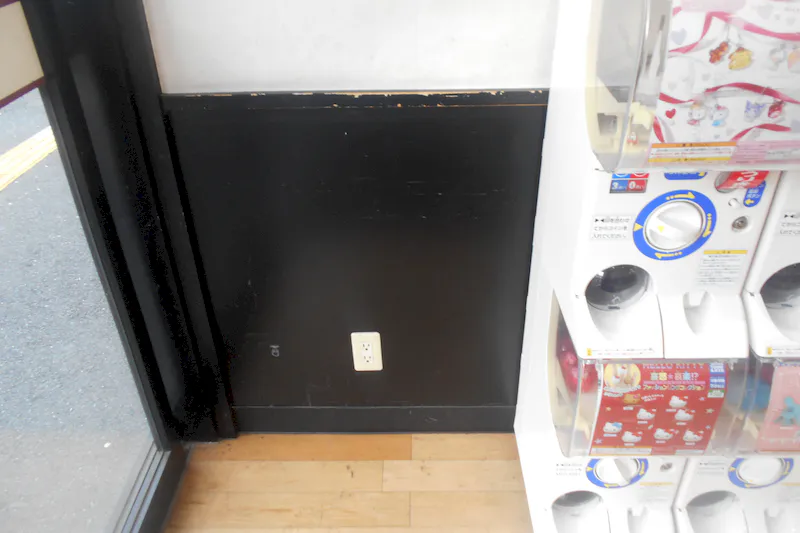 【スピナ鷹見台店】クリーニング側風除室 販促プロモーションや物販に最適なスーパー店内催事イベントスペース