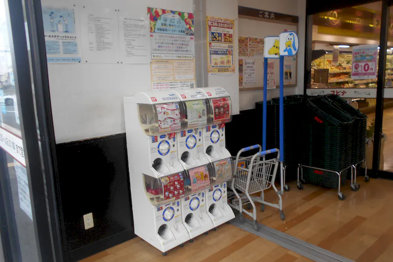 【スピナ鷹見台店】クリーニング側風除室 販促プロモーションや物販に最適なスーパー店内催事イベントスペース