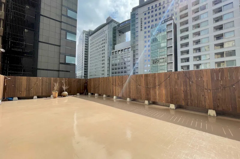 【JR新宿駅徒歩10分】キッチン・音響設備付き貸切スペース！撮影、動画配信、オフサイトMTG、懇親会、会議、勉強会などに(1F＋屋上)