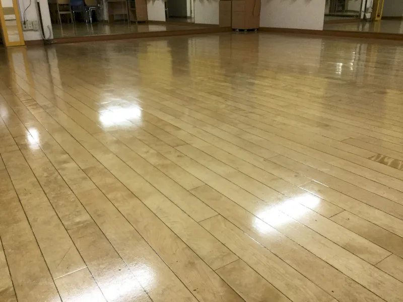板張りフロアでダンスレッスンなどにも最適です。