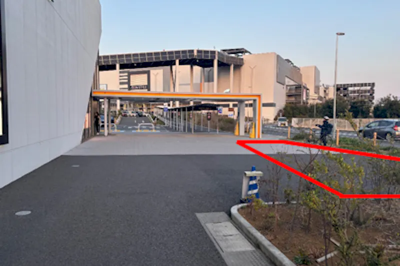 【イオンモール座間】屋外　イオンシネマ前