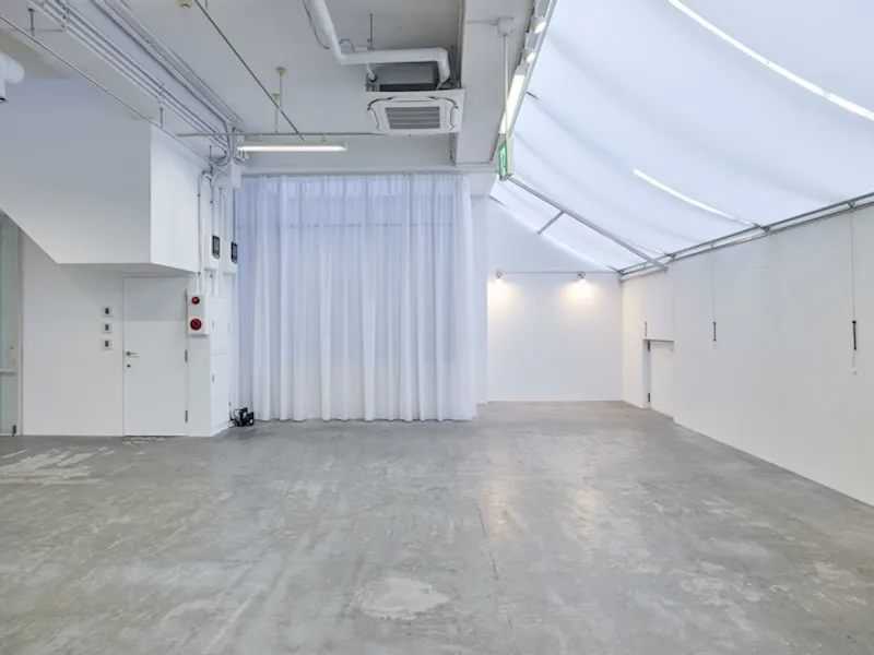 【渋谷駅8分】展示会・ギャラリーに適した白壁・モルタル床・自然光が入るホワイトスタジオの画像2