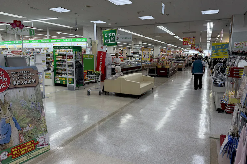 【ゆめマート 頓野】店内中央　販促プロモーションや物販のポップアップストアにおすすめな催事イベントスペース