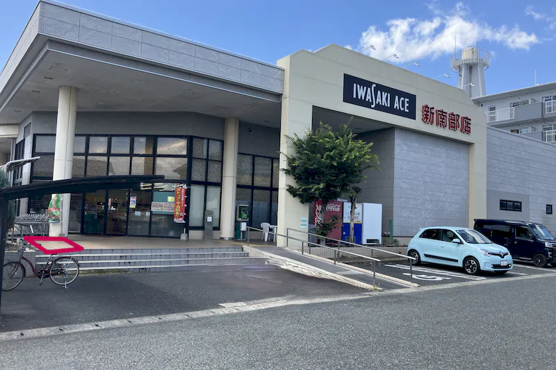 【イワサキＡＣＥ新南部店】プロモーションに最適な店舗入口前ピロティスペ－ス