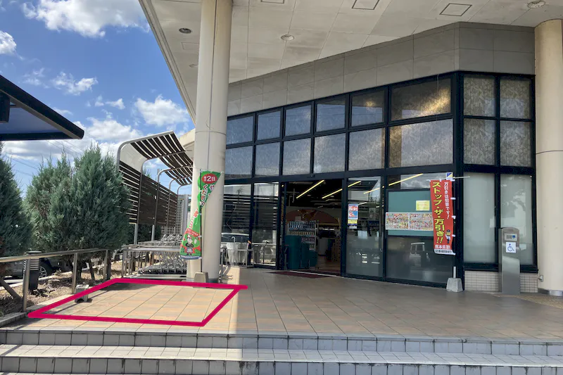 【イワサキＡＣＥ新南部店】プロモーションに最適な店舗入口前ピロティスペ－ス