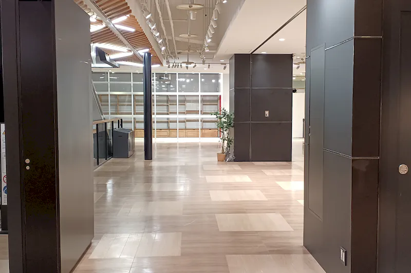 【秋田オーパ】110区画(1Fエスカレータ脇)