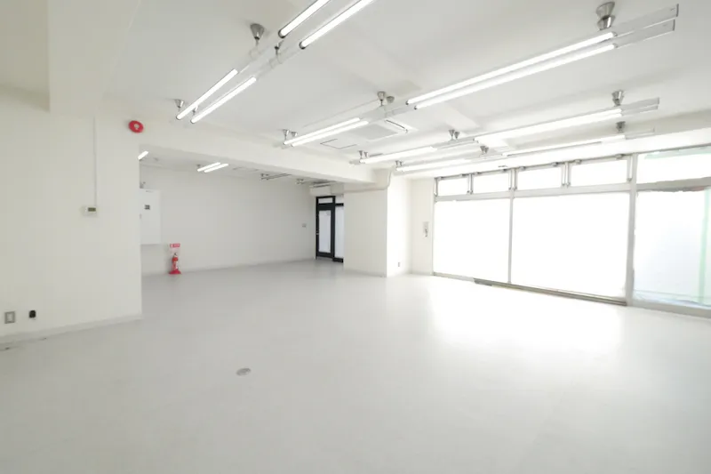 【新中野駅1分】ポップアップストアや販促イベントに最適な鍋横商店街の青梅街道通り沿い・視認性が高い白を基調としたスペース