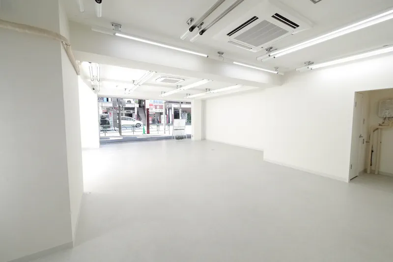 【新中野駅1分】ポップアップストアや販促イベントに最適な鍋横商店街の青梅街道通り沿い・視認性が高い白を基調としたスペース