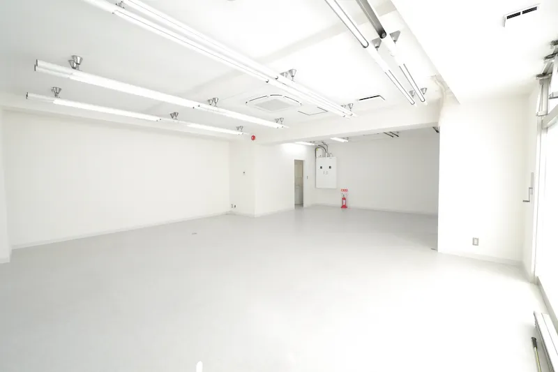 【新中野駅1分】ポップアップストアや販促イベントに最適な鍋横商店街の青梅街道通り沿い・視認性が高い白を基調としたスペース