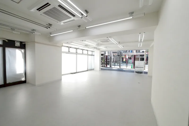 【新中野駅1分】ポップアップストアや販促イベントに最適な鍋横商店街の青梅街道通り沿い・視認性が高い白を基調としたスペース