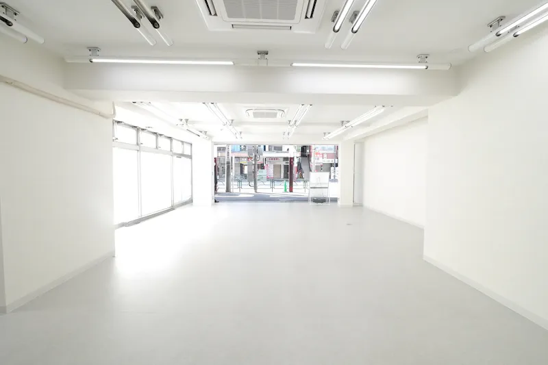 【新中野駅1分】ポップアップストアや販促イベントに最適な鍋横商店街の青梅街道通り沿い・視認性が高い白を基調としたスペース