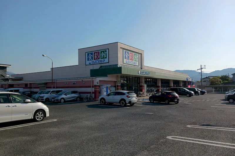 【西鉄ストア有田店】正面入り口風除室 販促プロモーションや物販に最適なスーパー店内催事イベントスペース
