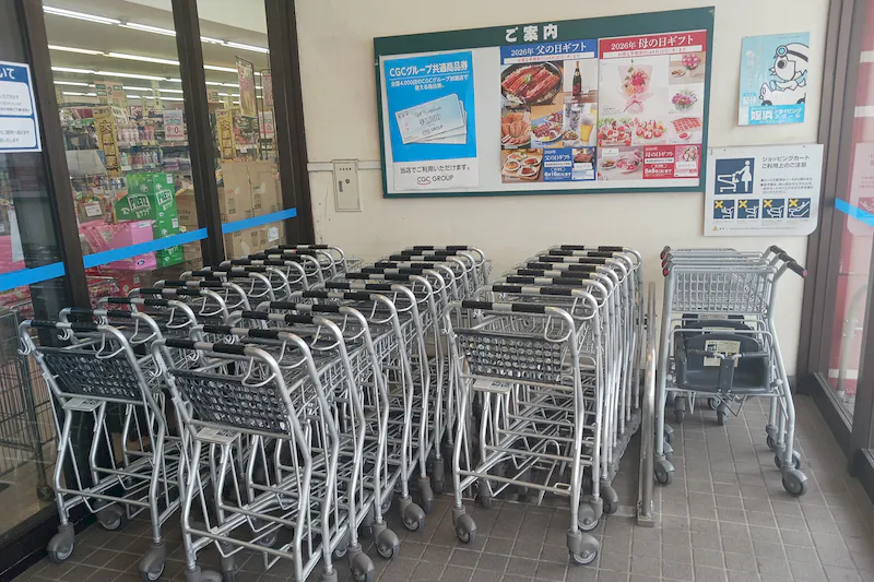 【西鉄ストア有田店】正面入り口風除室 販促プロモーションや物販に最適なスーパー店内催事イベントスペース