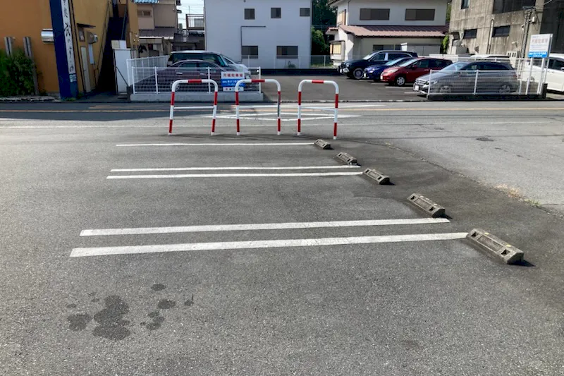 【スーパーナガヤ八幡野店｜伊豆高原駅1分】地域密着型スーパーの駐車場スペース（2台分）の画像
