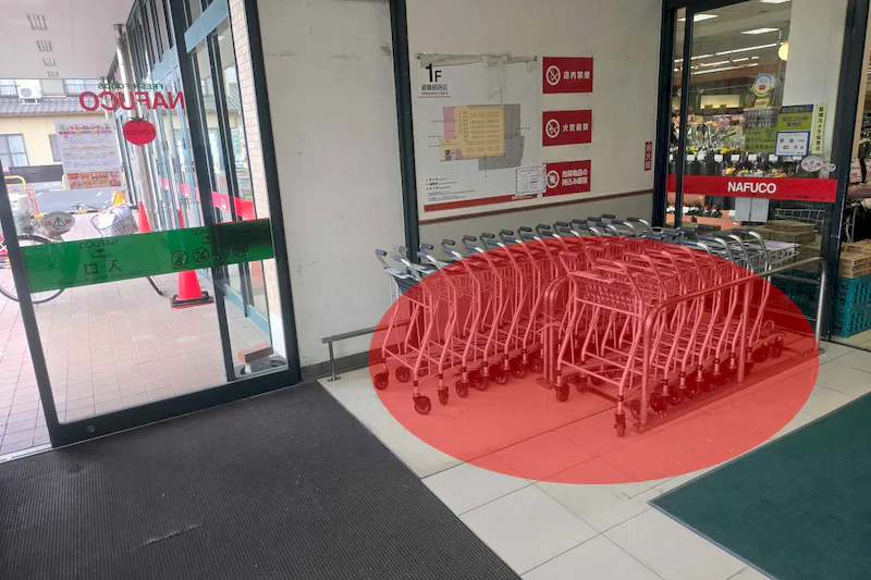 【ナフコトミダ千成店】食物販や販促プロモーションに最適な入口近くの風除室スペースの画像