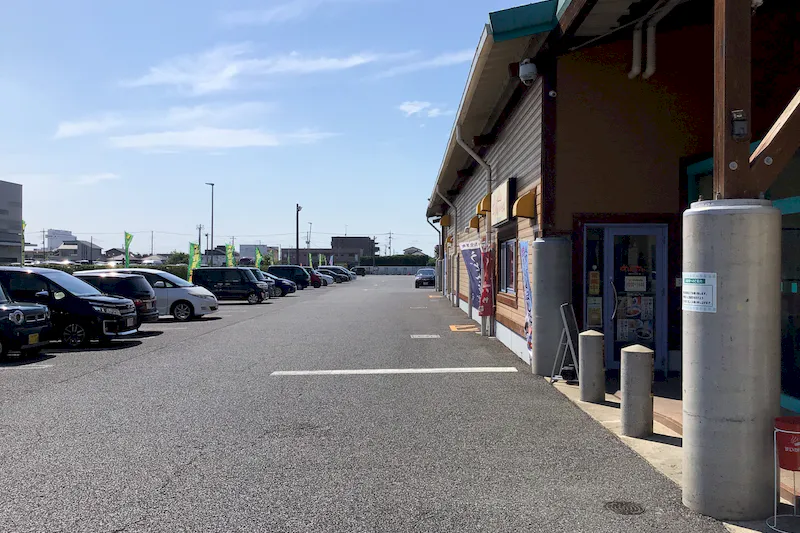 【ダイナム茨城神栖店｜割引キャンペーン実施中】キッチンカー出店やプロモーションイベントに最適なアミューズメント施設のイベントスペース（店舗出入口前）