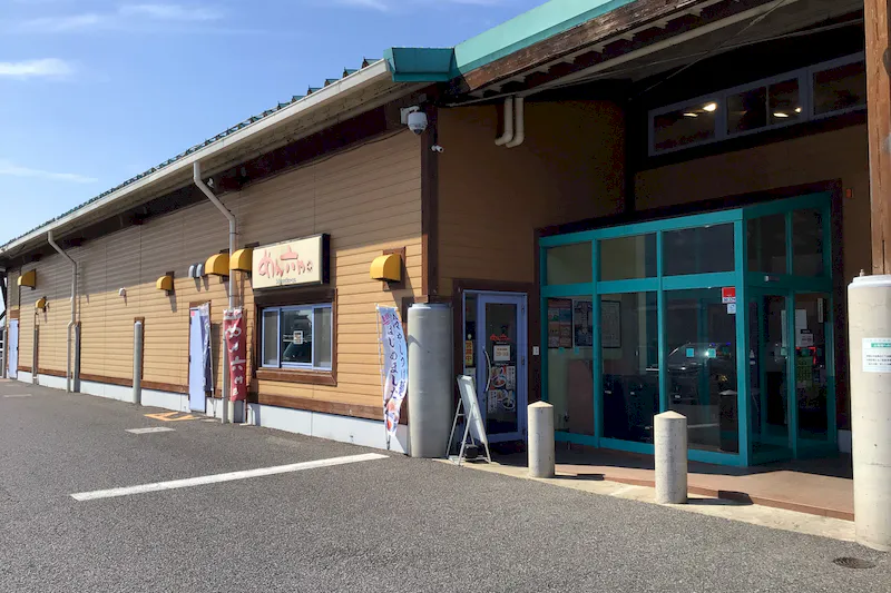【ダイナム茨城神栖店｜割引キャンペーン実施中】キッチンカー出店やプロモーションイベントに最適なアミューズメント施設のイベントスペース（店舗出入口前）