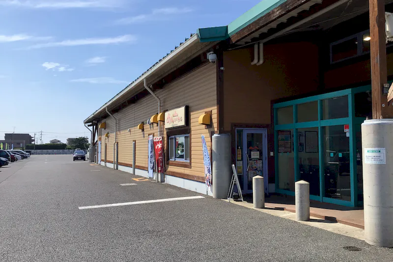 【ダイナム茨城神栖店｜割引キャンペーン実施中】キッチンカー出店やプロモーションイベントに最適なアミューズメント施設のイベントスペース（店舗出入口前）