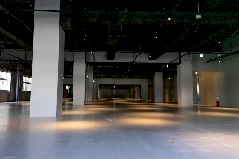【アソビル：ASOBUILD】アパレルの大規模展示販売会やファッションショー等のイベント実施に最適な駅チカ商業施設2階にある大型イベントスぺース（Room1)