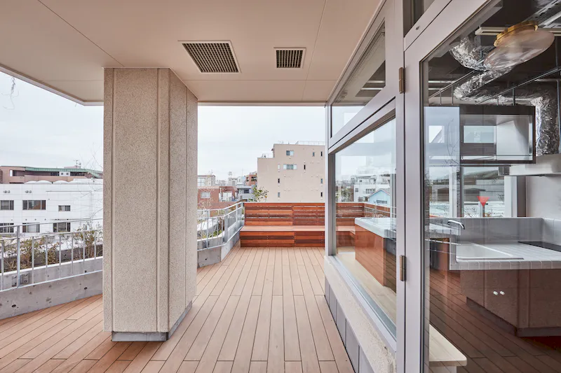 【下北沢駅直結】（tefu）lounge｜撮影やワークショップに最適な夕焼けビューの屋外テラスを併設したキッチン付きイベントスペース