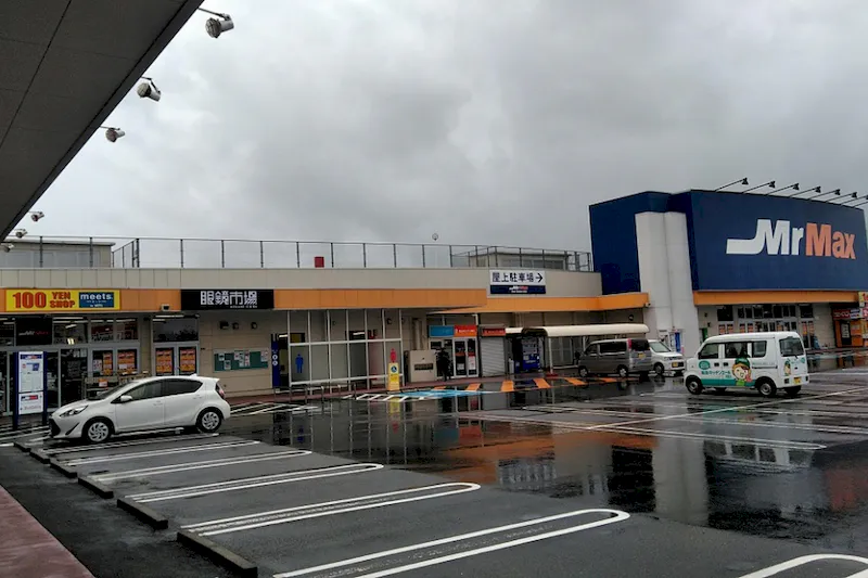 【ミスターマックス 本城店】100均側入口 物販用途に最適な総合ディスカウントストアの催事イベントスペース