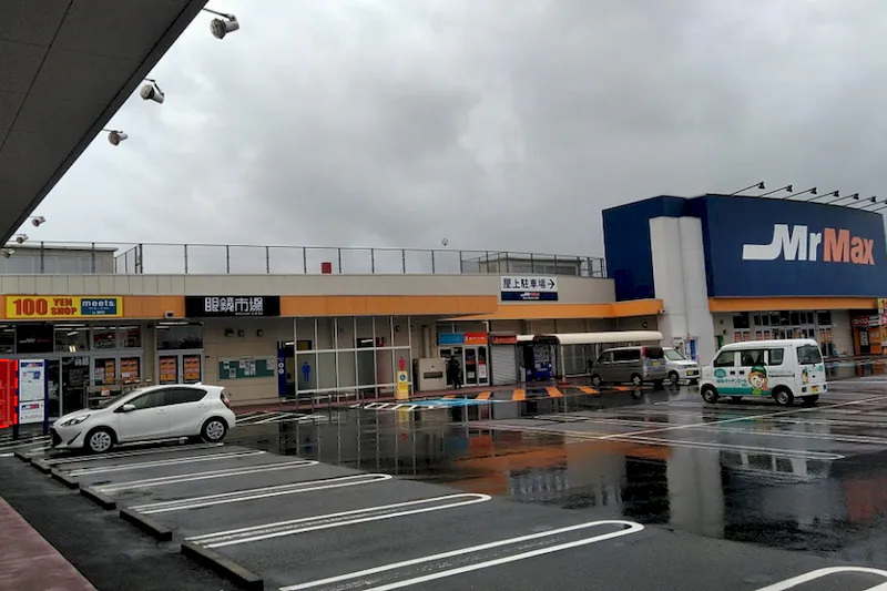 【ミスターマックス 本城店】100均側入口 物販用途に最適な総合ディスカウントストアの催事イベントスペース